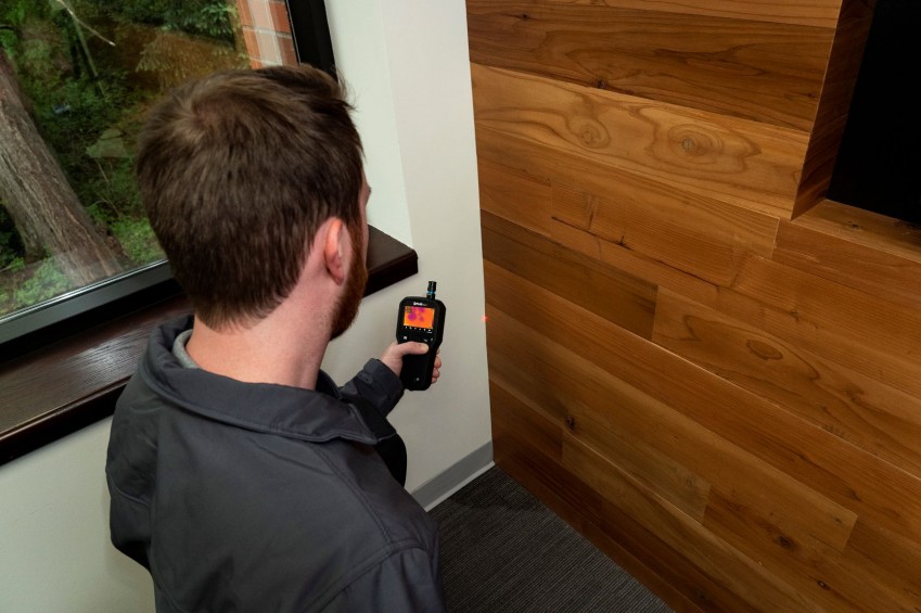 Влагомер FLIR MR277 в работе