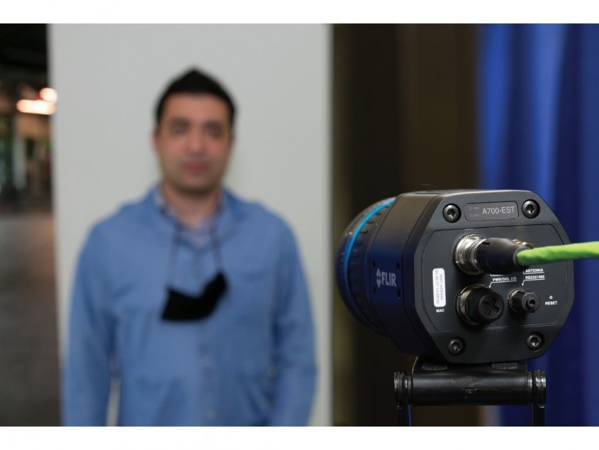 FLIR A700-EST измеряет температуру тела