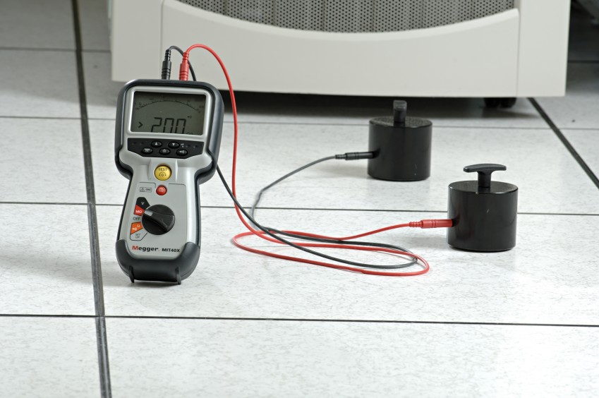 Измерение электростатического заряда в серверной